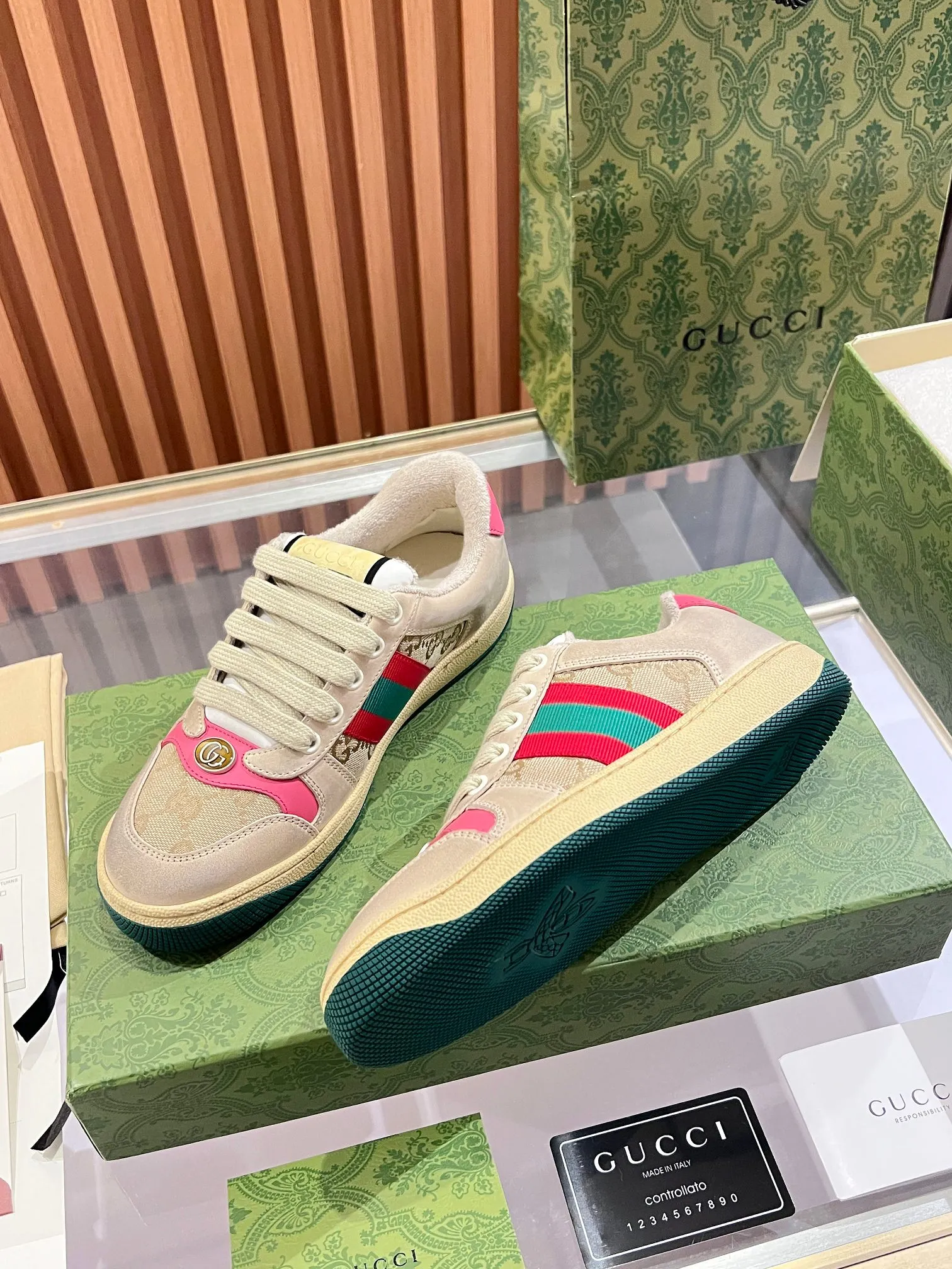 👟👟Ex-factory price 540👟👟 ⚡️Gucci Dirty Shoes Top factory quality, impeccable at the counter, the comfort is incredible. Retro distressed elements, washed retro logo on the tongue, metal double LOGO, 99% recognizable, full of Gucci elements; terry cloth lining, cowhide foot pads and 3mm latex are much more comfortable than real leather shoes. Environmentally friendly TPU wear-resistant outsole, soft and elastic. The inside of the tongue is made of imported elastic bands, which have great tension and won't strangle your feet. I don't develop the shoes without the original version. Only by getting the original version can the shoes be accurate and beat the market version instantly. Every stitch and every stitch is very tight and full. The debugging process is the most painstaking and requires no less than a hundred modifications before it is adjusted to the perfect state so that it can be worn comfortably by all foot types! Size 35-40 women’s model)